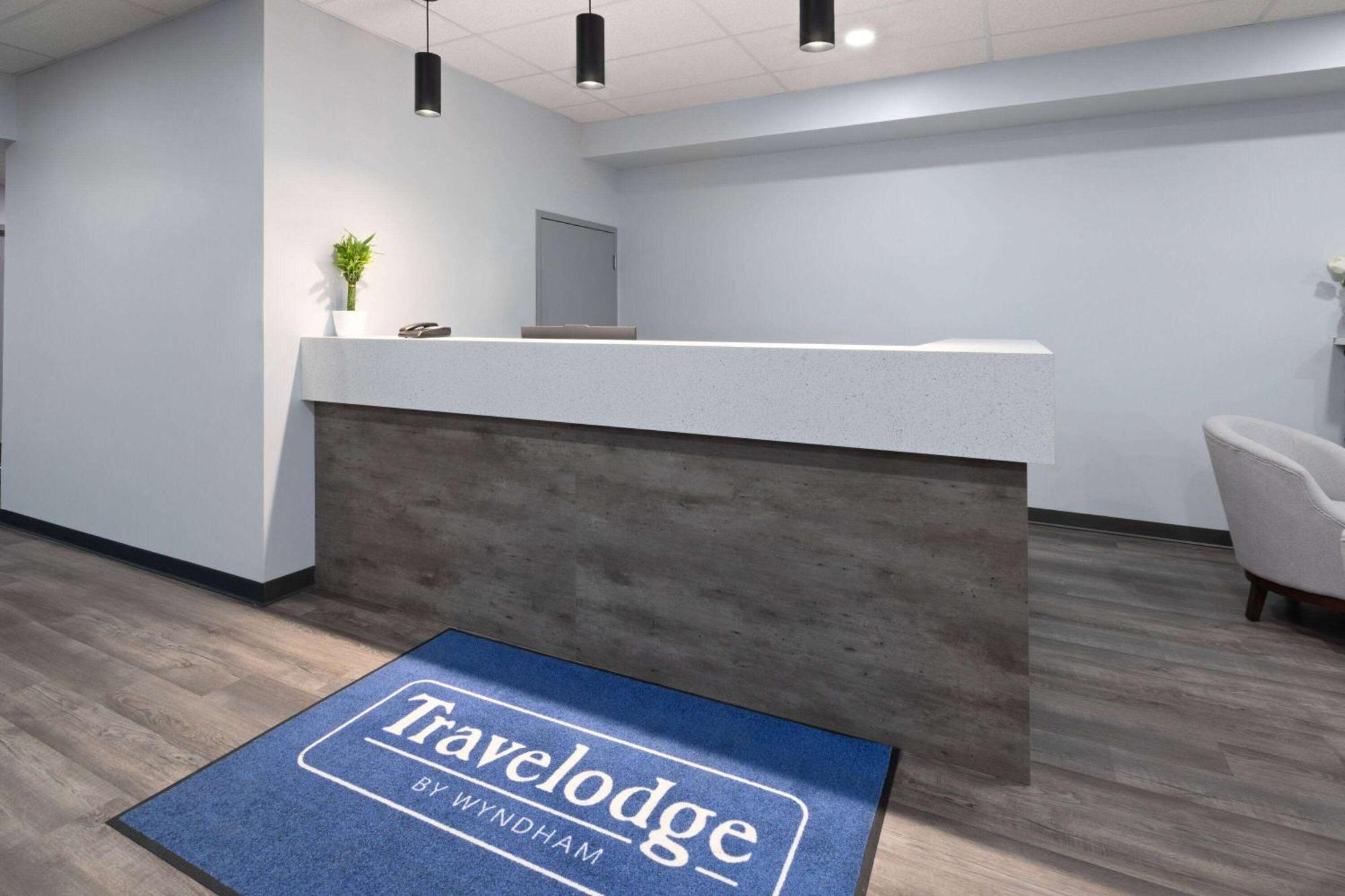 Travelodge By Wyndham Cochrane Екстериор снимка
