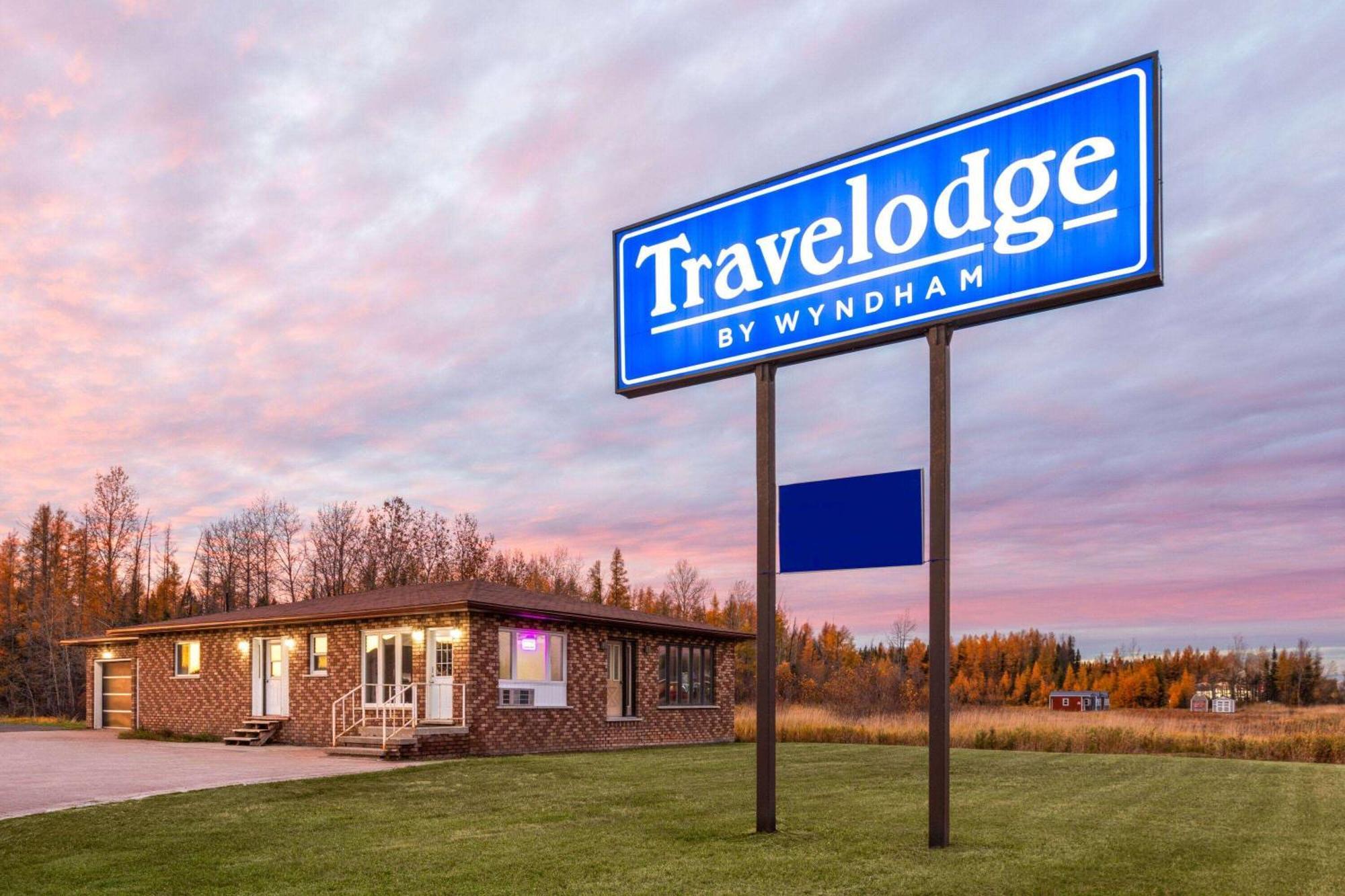 Travelodge By Wyndham Cochrane Екстериор снимка